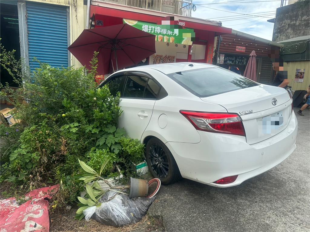 超級衰！才剛坐下等飲料　男顧客被滑行汽車撞倒在地