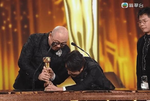 林盛斌首奪最佳男主持太激動 台上敲斷獎座成萬千星輝名場面