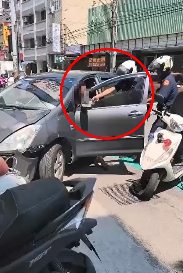 快新聞／毒駕？彰化男開車搖搖晃晃+手抖　警帥氣拔棍怒喝「不准動」