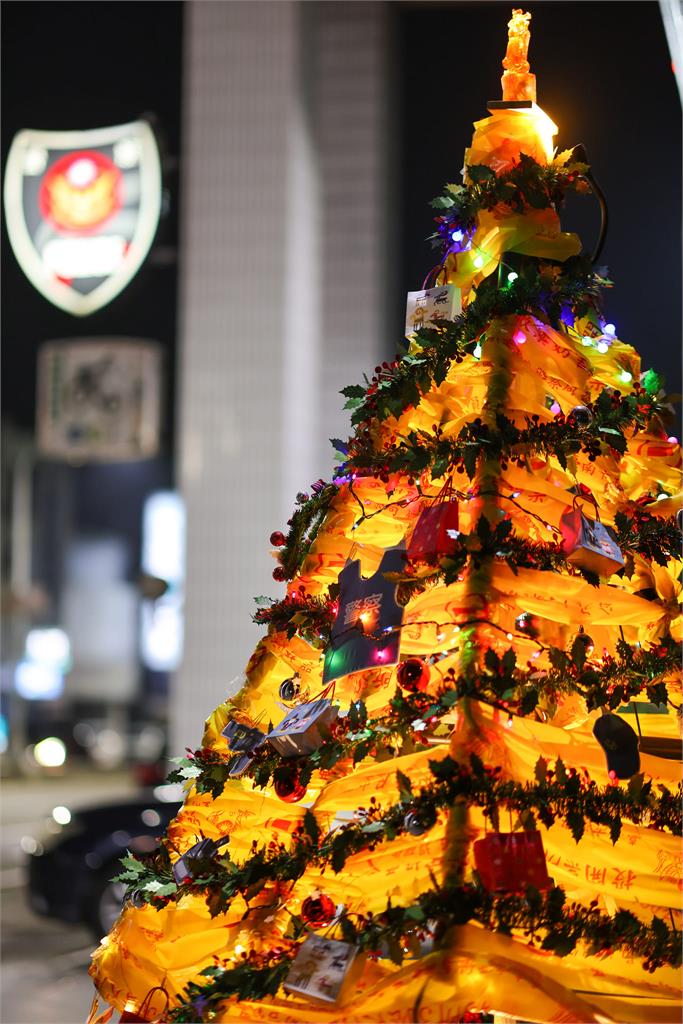 超狂「封鎖線耶誕樹」曝光！台南警局創意過節　網笑：禮物是紅單？