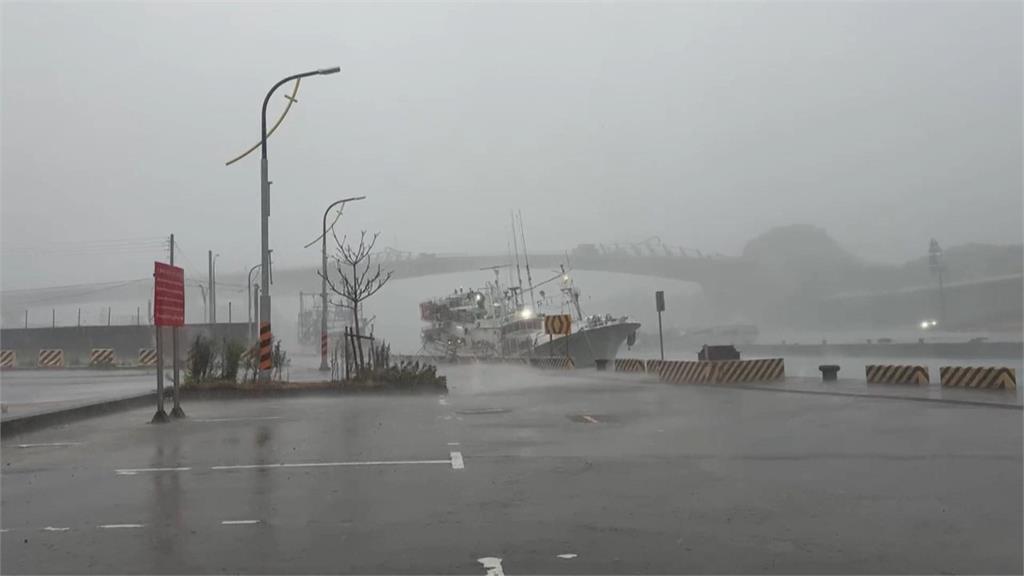 宜蘭僅南澳鄉等９校停班課　一早風強雨大沒停課　家長冒雨送孩上學怒批「很危險」
