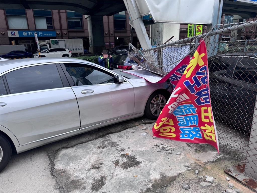 快新聞/新莊重大車禍!賓士車突爆衝 9機車「停紅燈遭撞」4人受傷送醫