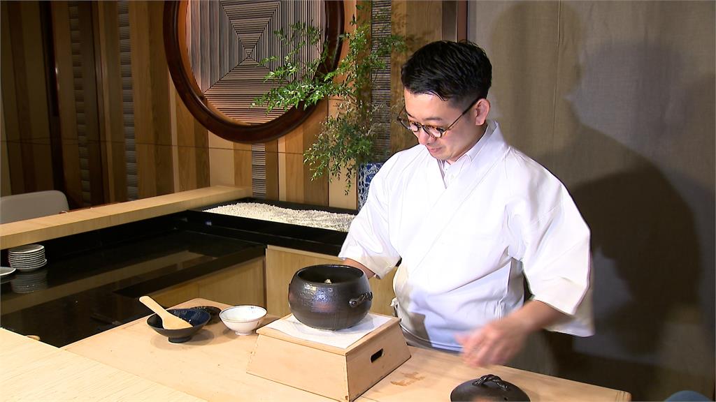 日本米其林大廚玩創意　黑鮪魚生魚片撒柚子皮、白蔥爽口