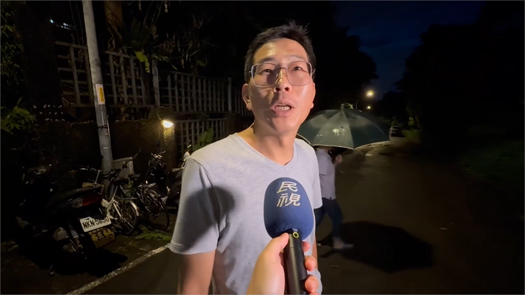 快新聞／土石崩塌險象環生！新店5車墜邊坡　車主目睹愛車掉落：人沒事就好