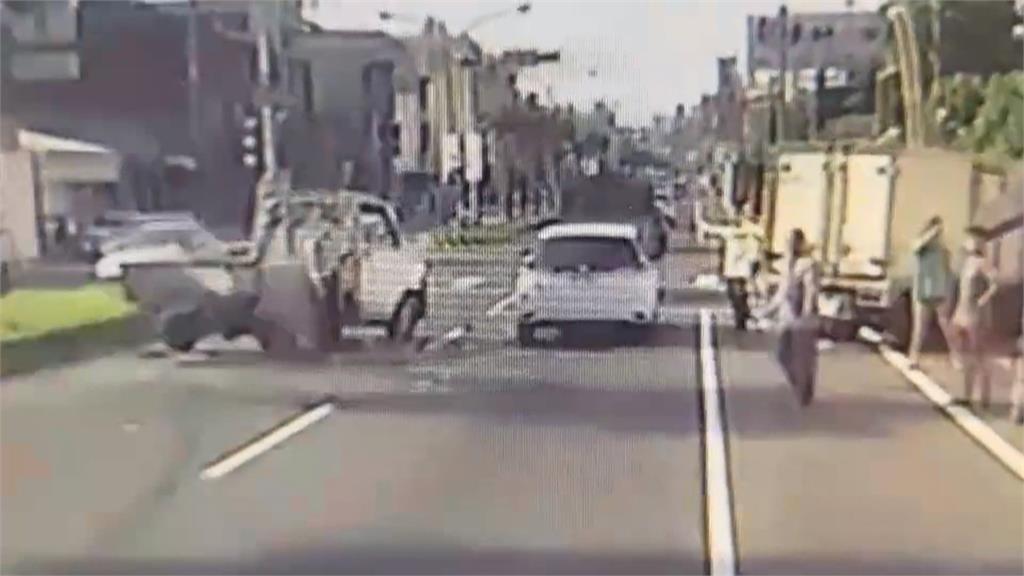 屏東2貨車追撞翻覆 波及眷村圍牆 「整面被撞倒」