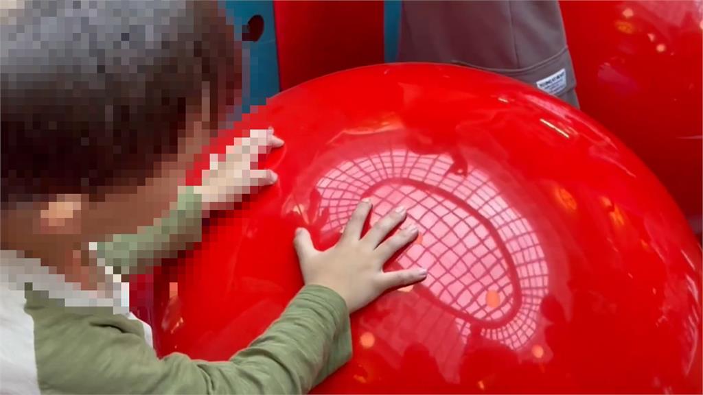 貴婦百貨「耶誕巨熊、美食造景」遭破壞! 家長放任孩童踩踏、蹂躪