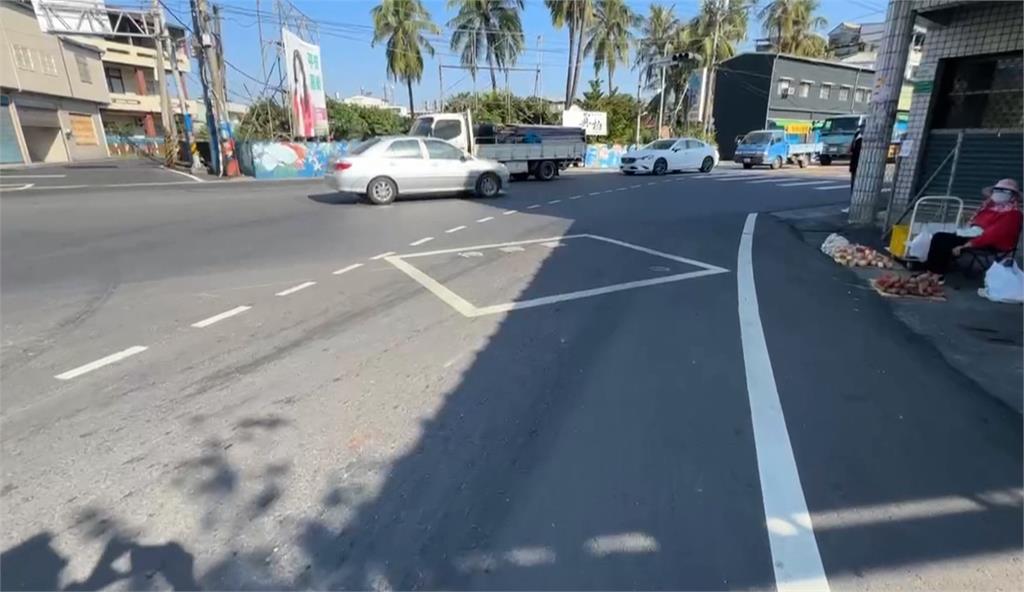 屏東待轉區淪待撞區! "畫行車路線上"騎士挨撞倒地