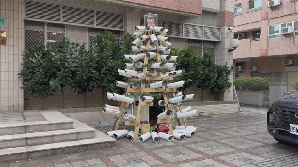 台南派出所員警動手玩創意　　環保利用報廢監視器製作「無死角耶誕樹」