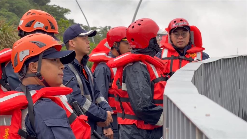 風浪大落海！蘇澳港吊車駕駛仍失聯　花蓮港燈塔作業施工4人及時獲救