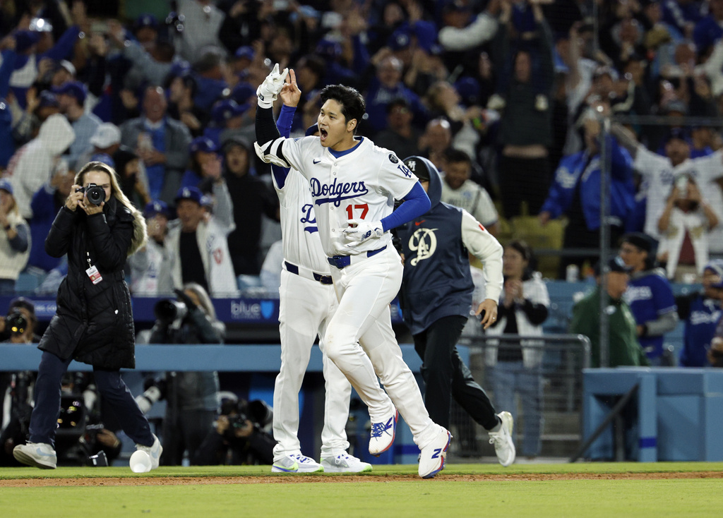 MLB(影)/大谷翔平打再見轟慶祝動作有這含意 網友笑稱:最敬業的代言人