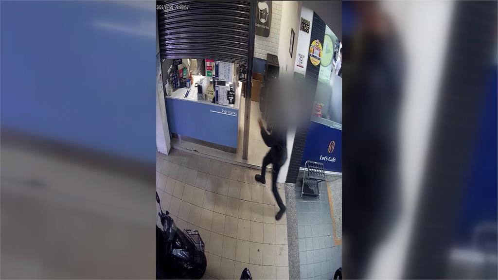 大膽! 台中竊賊趁飲料店忙打烊 偷走櫃台錢包