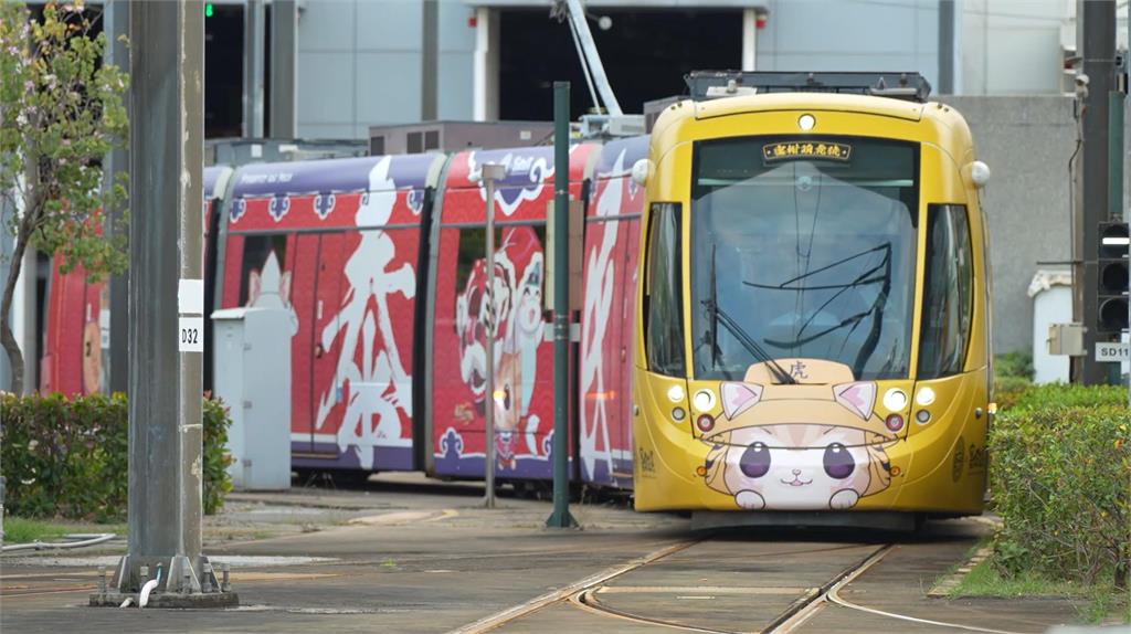 快新聞/蜜柑站長聯名虎爺!高捷彩繪列車首航 陳其邁:帶來福氣也守護安全