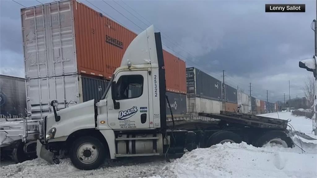 驚險瞬間！　賓州送牛奶卡車　「卡積雪鐵軌」遭火車撞擊
