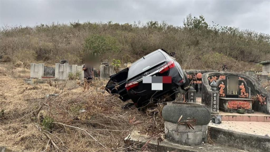轎車過彎失控衝進墓園 網:要趕投胎嗎?