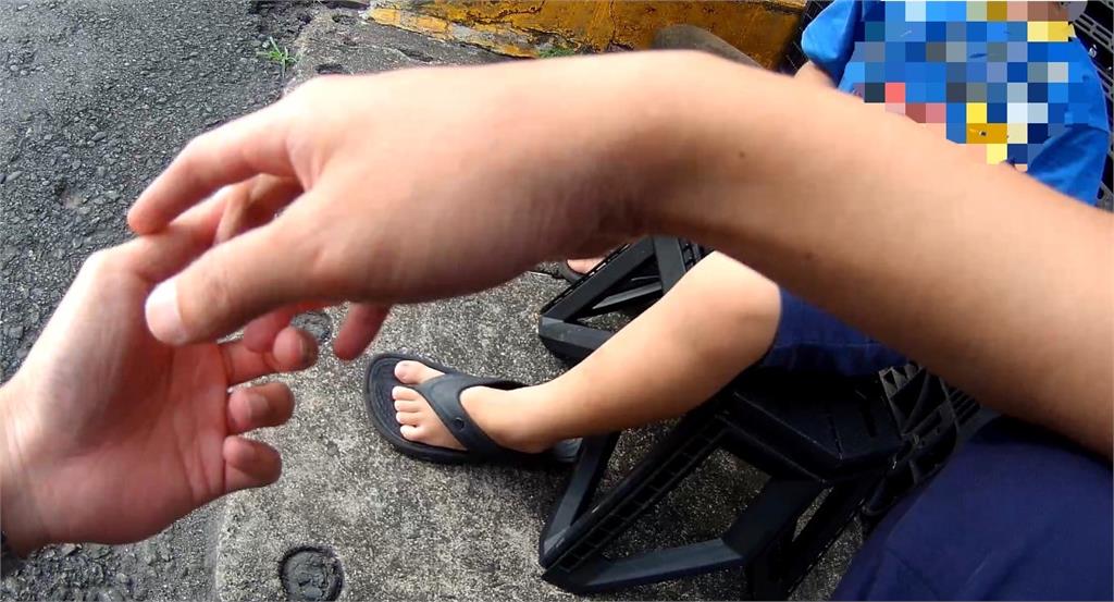 快新聞／4歲男童持500元「獨自步行」民眾擔憂報警　暖警陪他一路走回家