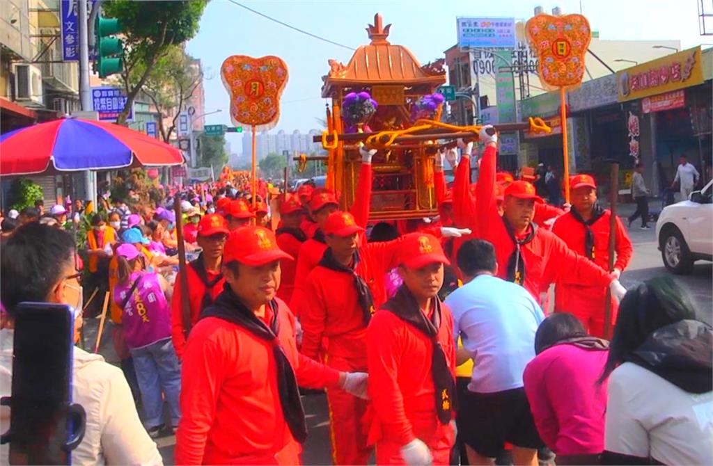桃園龍德宮「四媽祖」南巡遶境回鑾 熱情信徒燃炮接駕