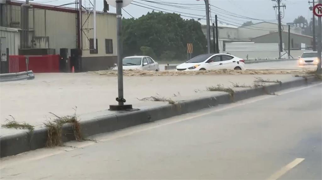 快新聞／凱米災情慘！南投貓羅溪暴漲「車子全泡水」　雲林、嘉義也淹水