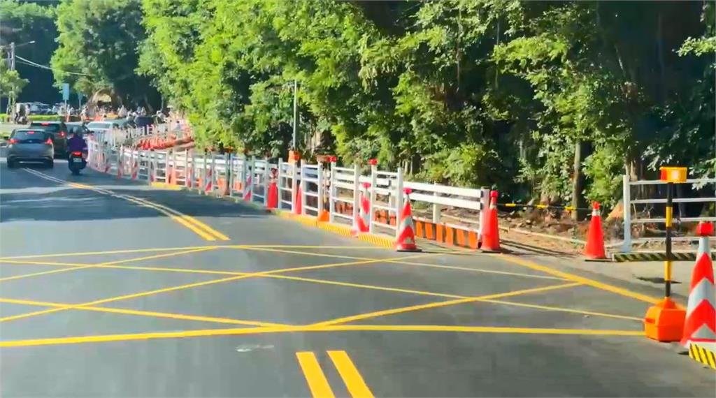 基隆建德國小外人行道施工 孩童與車爭道險象環生