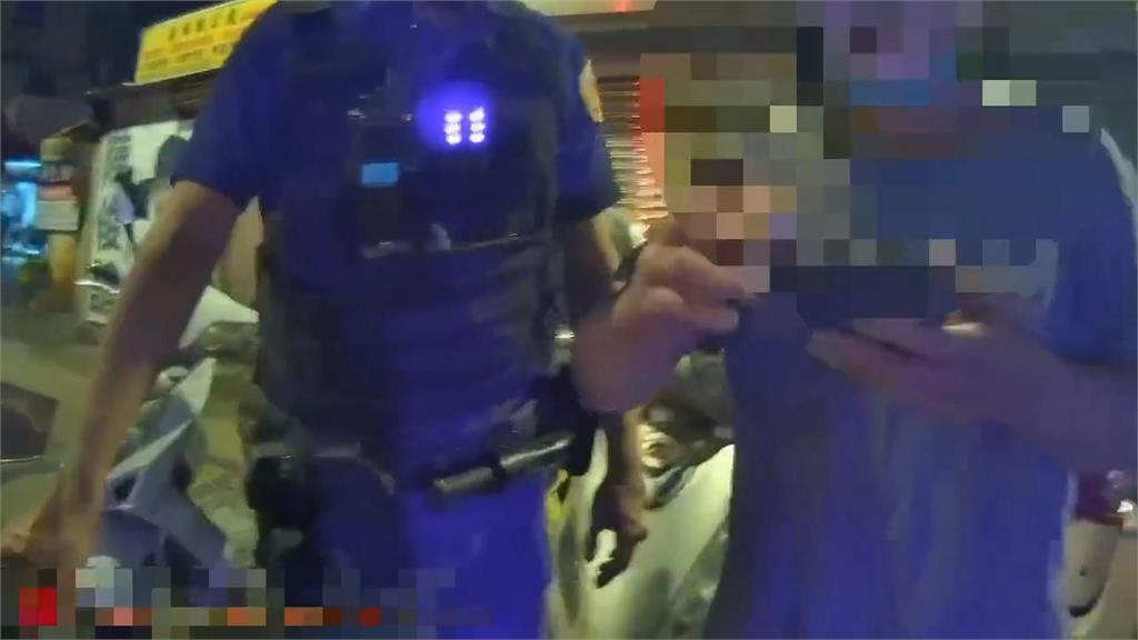 騎機車一半突被盤查！　板橋男失控「推員警」慘遭壓制