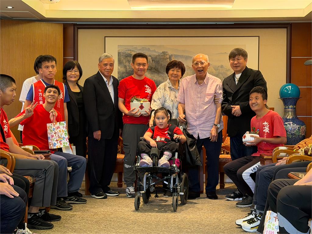 綜藝天王胡瓜帶十方啟能中心院童 「快閃感恩」前內政部長吳伯雄當年暖心協助