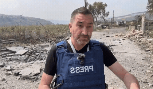 英記者戰地連線「被炸彈震飛」！攝影師急喊逃命…30秒驚悚畫面曝光