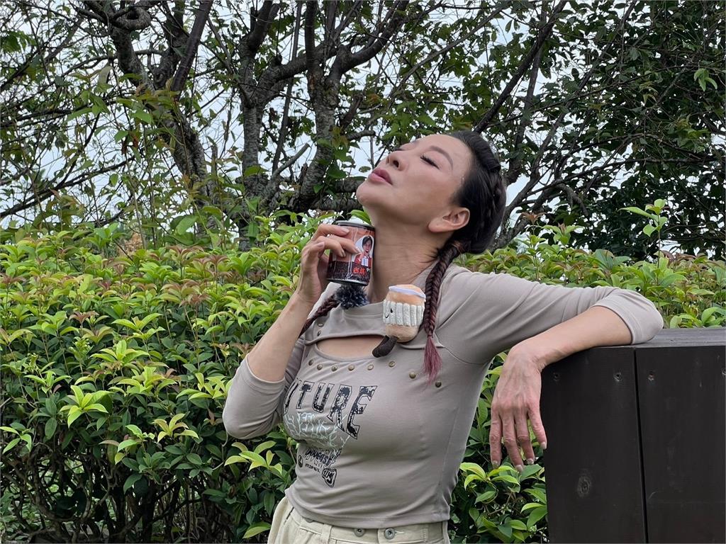 楊繡惠性感模仿「小虎咖啡廣告」！咖啡罐性感貼臉神還原