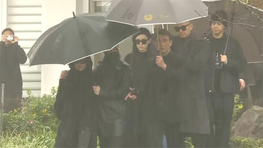 大S逝世週年揭幕「紀念雕像」！小S親友齊聚緬懷「S媽緊勾具俊曄」畫面曝光