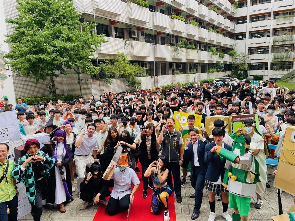 20年老校角落變魔法廣場!呂家愷推動「2校共享空地」 化身獵魔女團華麗登場