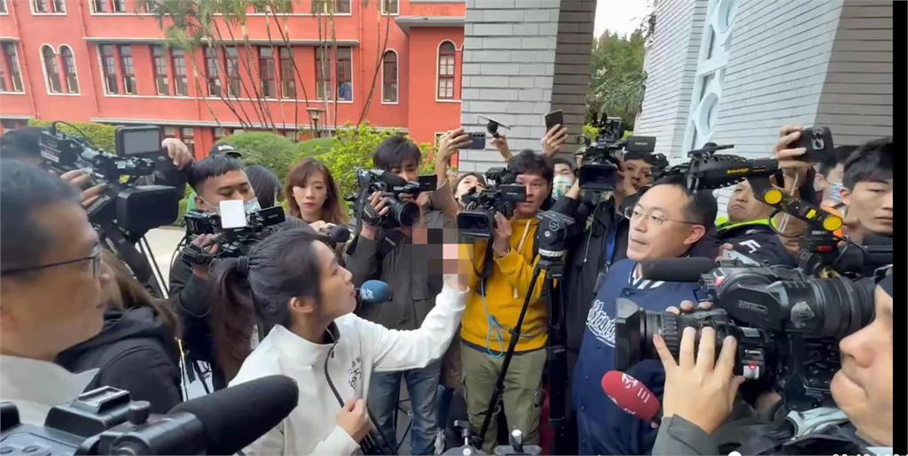 徐巧芯對綠委「比中指」!竟辯稱替「這1人」討公道…她喊:對中華民國忠誠