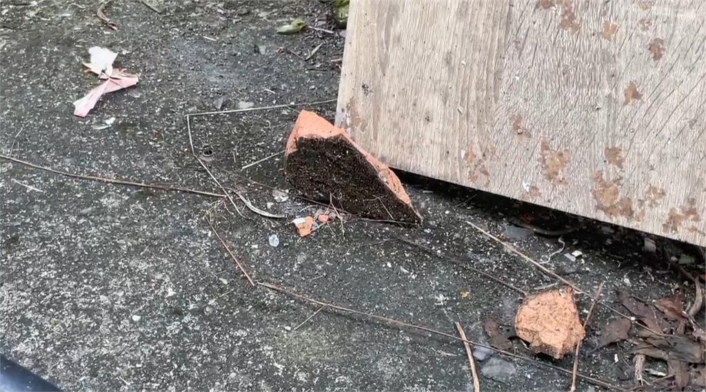 誇張! 疑＂噪音糾紛＂女鄰居失控拿鐵片.磚頭丟人濺血