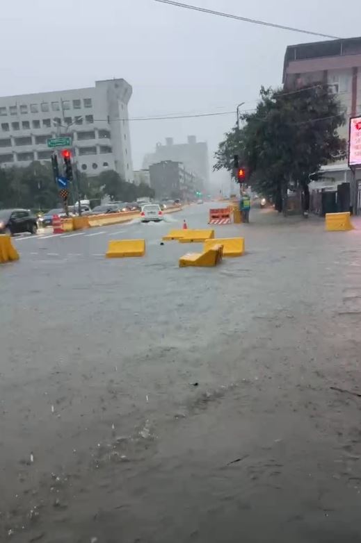 快新聞／高雄暴雨成災！道路淹成河　機車騎士水中「集體推車」