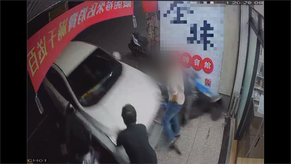 驚悚！　雲林休旅車失控撞店家　4人門口閒聊遭撞