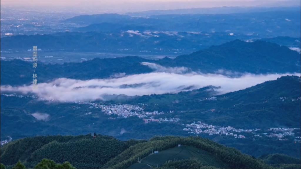 午後雷陣雨後雲海如海浪　南投鹿谷大崙山驚見"電光石火雲瀑秀"