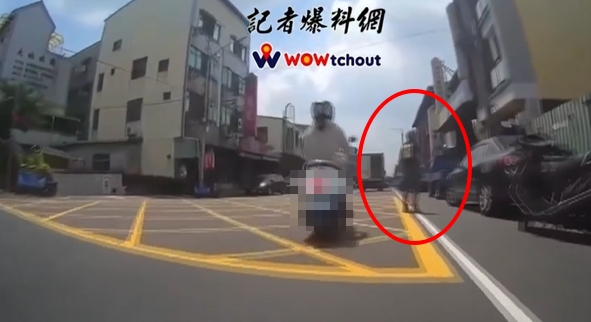 台中驚現「移動斷頭台」! 物流車後車門未關好打到路人