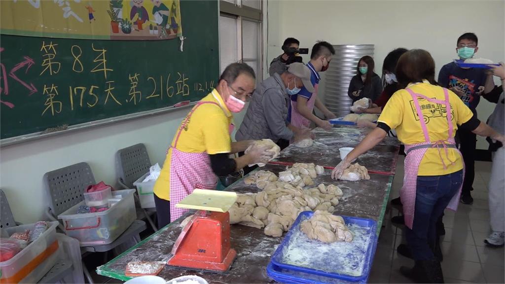 老貨車就是家！　饅頭夫妻檔環島送愛心饅頭