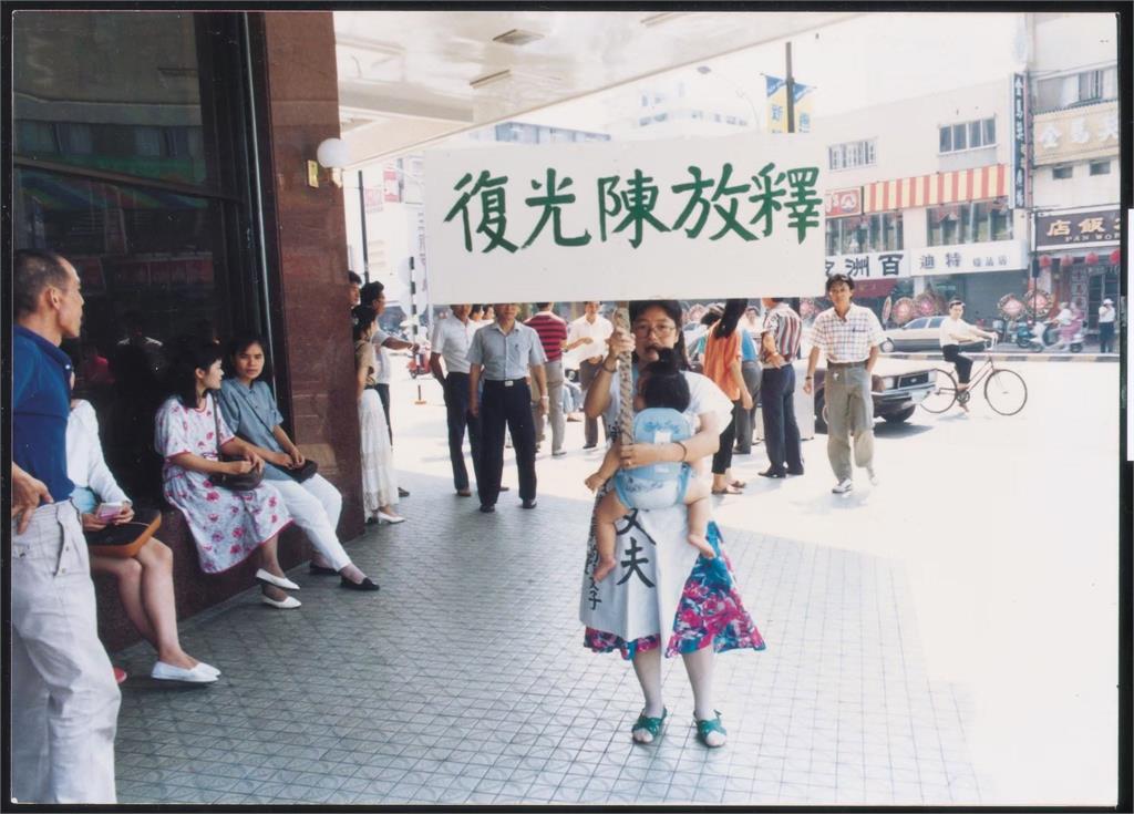 吳淑瑾「3張老照片」代夫出征!昔胸前綁幼女街頭救夫、今參選澎湖縣長戰到底