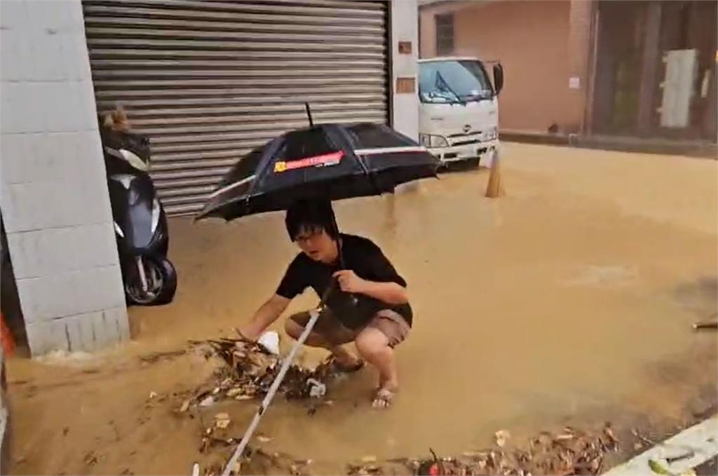 雨彈炸基隆！道路淹成「黃河」　民眾苦中作樂「甩竿釣魚」