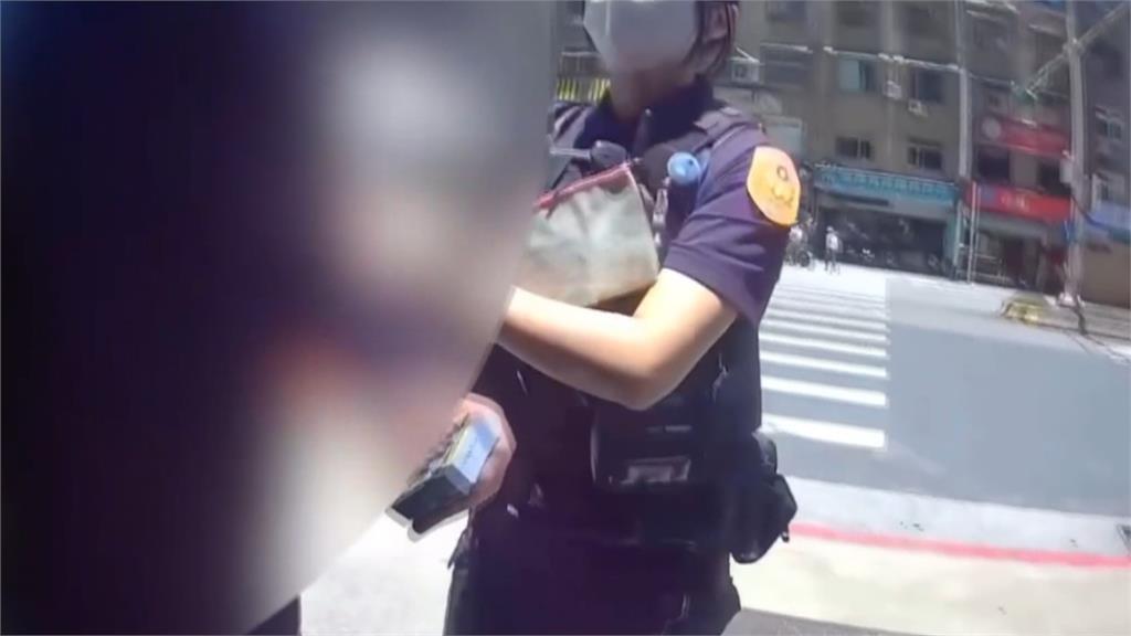 怨ＫＴＶ消費太貴遭勸　恐怖男子持刀當街砍友人