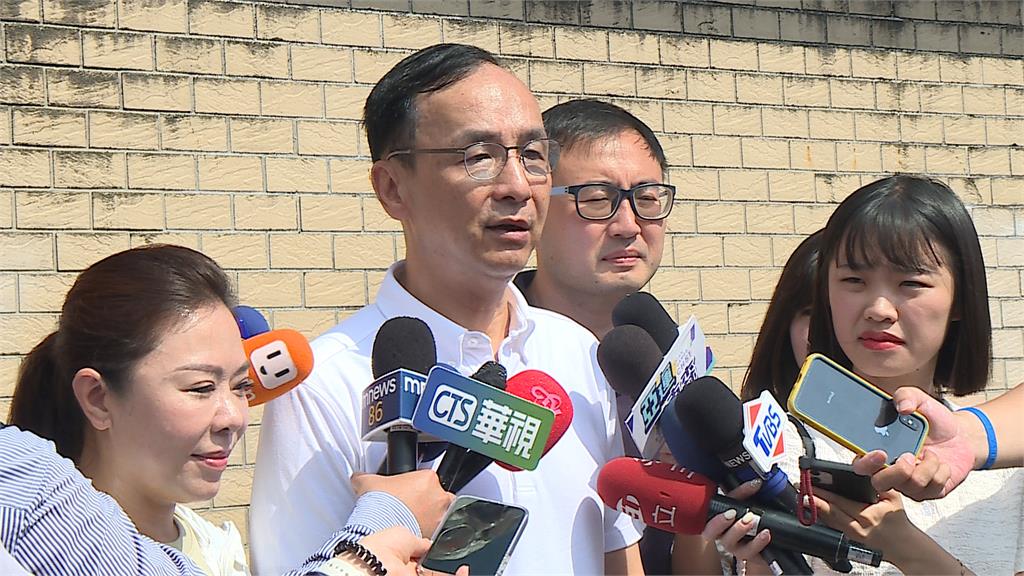 侯友宜抵達紐約僑胞熱情歡迎 郭台銘國內拚連署互別苗頭