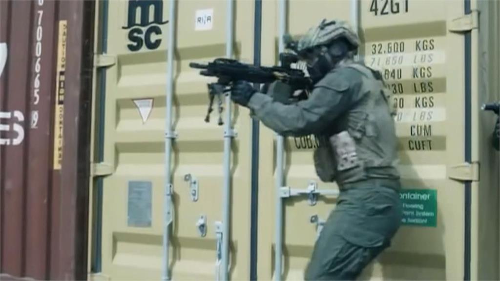 不忘初衷!眼科醫師熱愛「生存遊戲」 家中擬真槍枝、軍裝備配俱全