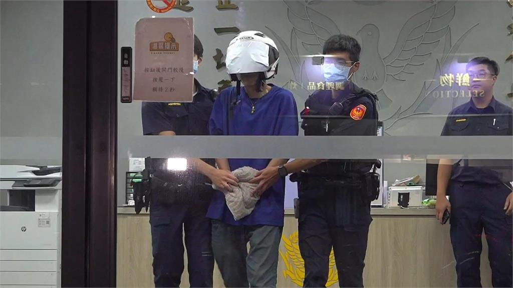 嚇人！　男子持雙刀逛大街　　隨機將路人推到牆上