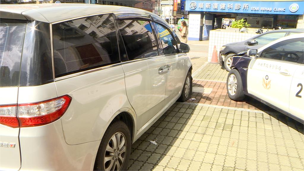 警局前車禍!駕駛暴衝人行道 女行人遭輾卡車底送醫急救