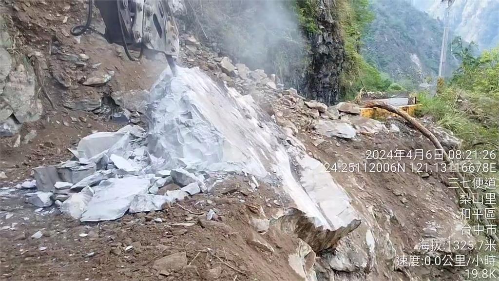 中橫便道強震坍方持續搶修 沿途驚現重達20公噸巨石