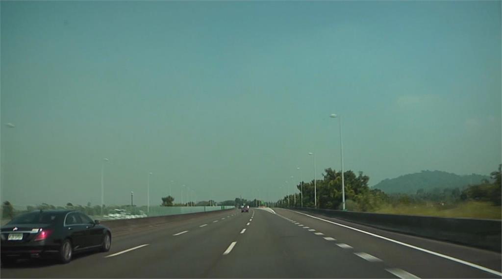 空中飛來「輪胎皮」! 國道轎車遭砸安全氣囊爆開