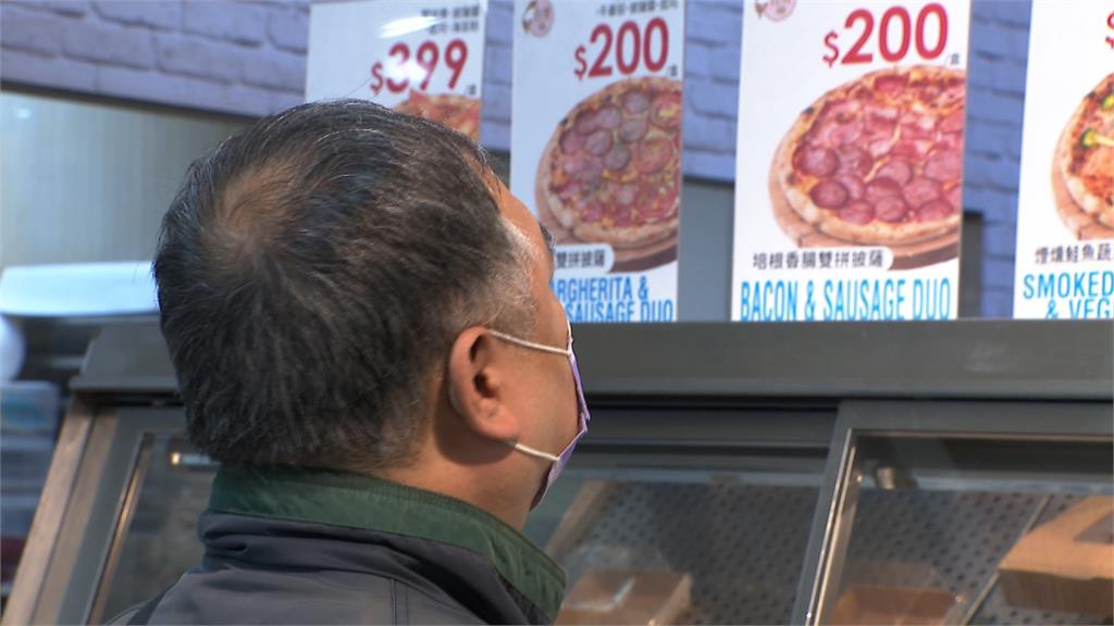 軟殼蟹、金沙火山全上桌　賣場推百元披薩搶過年商機