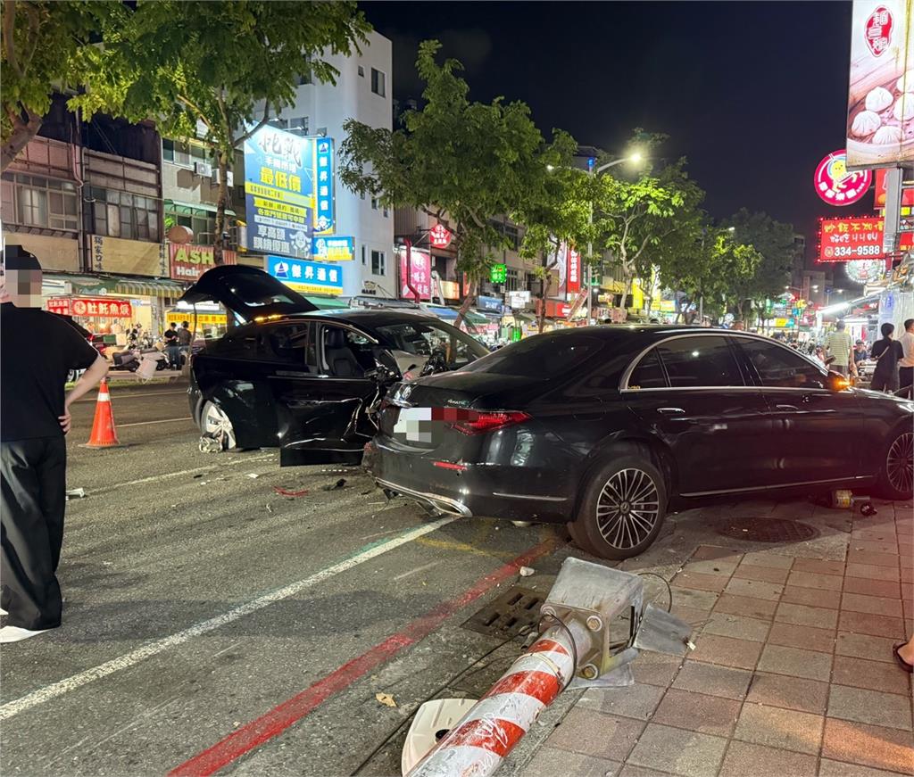 特斯拉突爆衝撞倒12車！賓士剛停好秒被撞「救幾十人命」車主：幸好撞到我的車