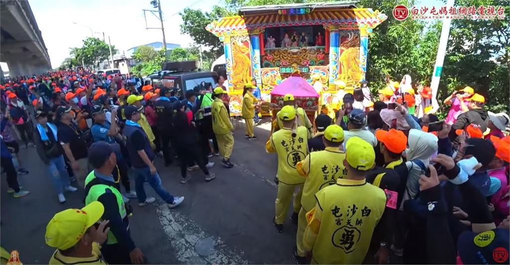 粉紅超跑急靠右停…媽祖「1嗜好」曝光!信眾見「40秒畫面」甜喊:太可愛