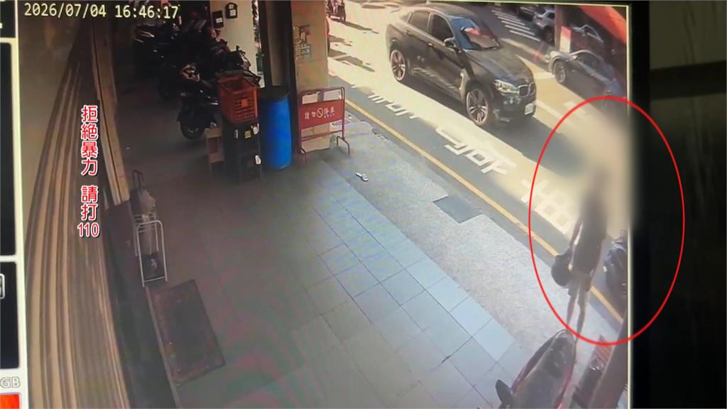 台中女赤腳衝店家稱「男友要打我」　業者當機立斷將自動門上鎖