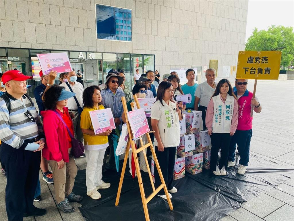 中聯油脂毒油事件延燒 陳怡潔赴台中市政府抗議 批盧秀燕「食安治理失靈」