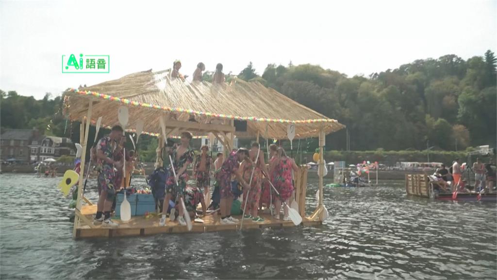 比利時「浴缸划船」大賽 創意船隻布滿謬司河